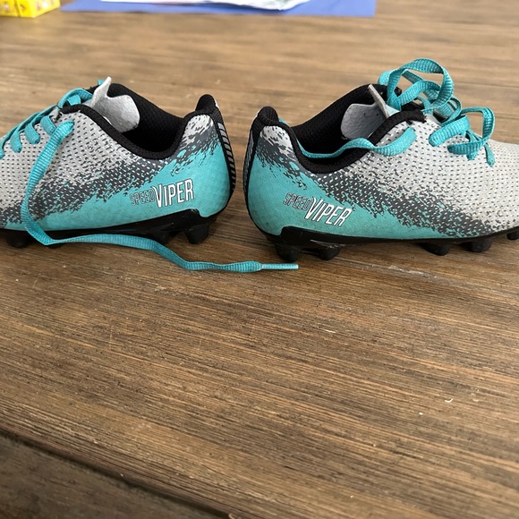 Boys soccer shoes size 9 - Picture 4 of 6